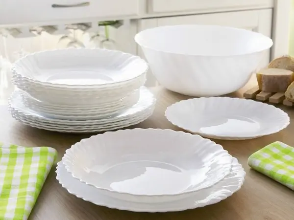 set tanjira i činija na kuhinjskom stolu feston luminarc